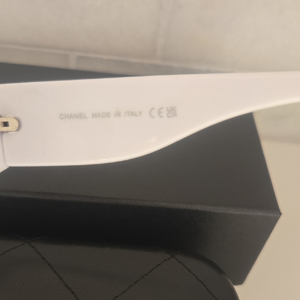 CHANEL Monochrome Sunglasses - Picture 4 of 5